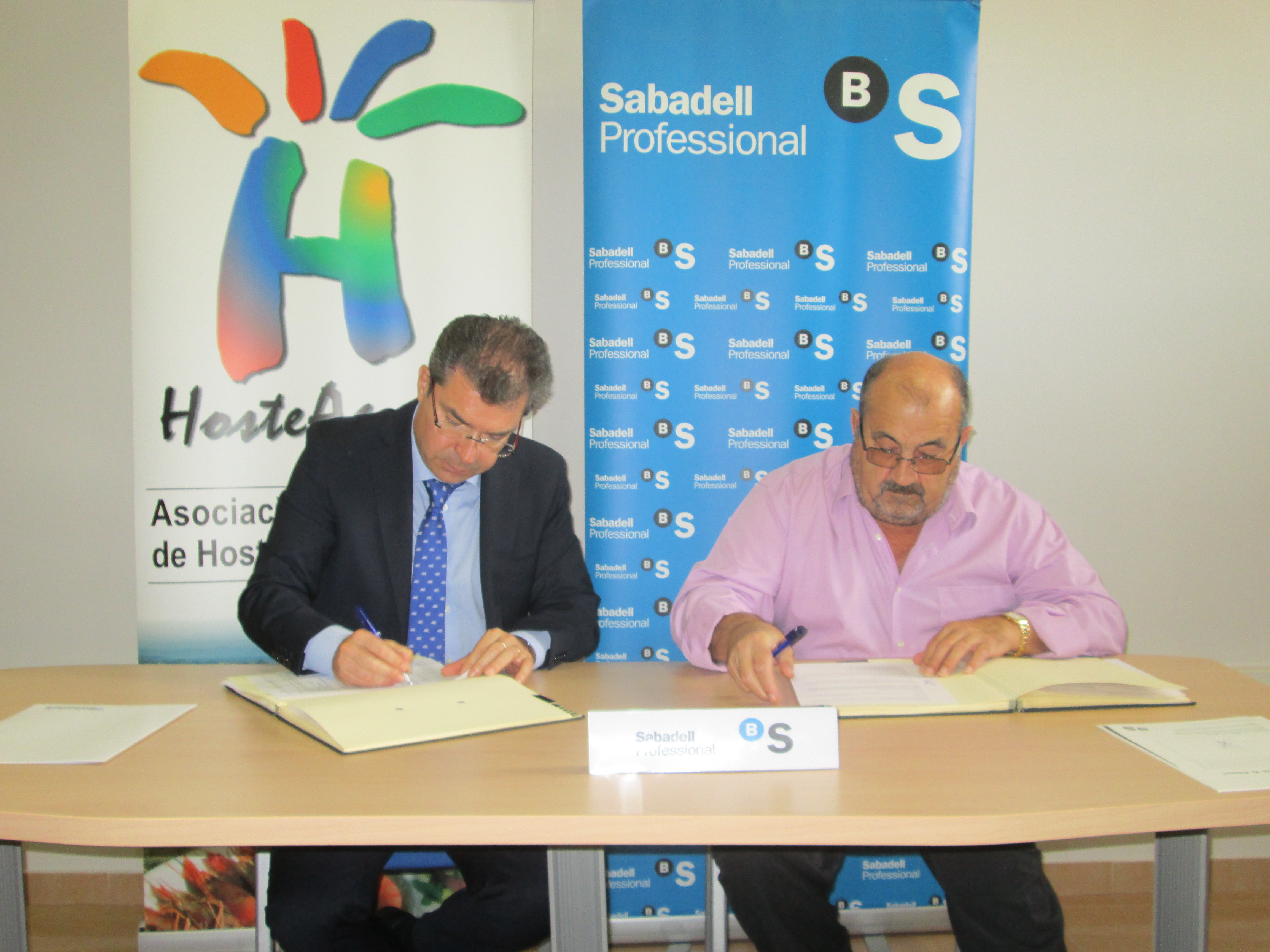 Firma  Convenio de colaboración Hosteaguilas y Banco Sabadell